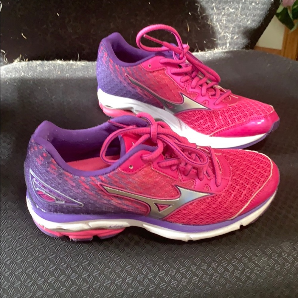NWOT: Women’s MIZUNO Wave Rider 19 Shoes